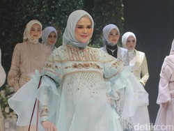 5 Aksi Cut Meyriska Jadi Model Fashion Show dengan Perut Hamil Besar