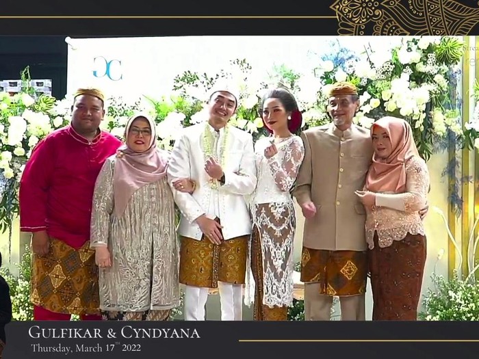Cyndyana Lorens, adik Kriss Hatta menikah.