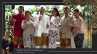 Meski berbeda keyakinan, seluruh keluarga Cyndyana Lorens, termasuk Kriss Hatta (memakai jas merah) hadir di pernikahannya. Kedua orang tuanya memberikan restu dan ridho Cyndyana Lorens menikah dengan pria pilihannya. Foto: dok. Channel Youtube Rene Wedding