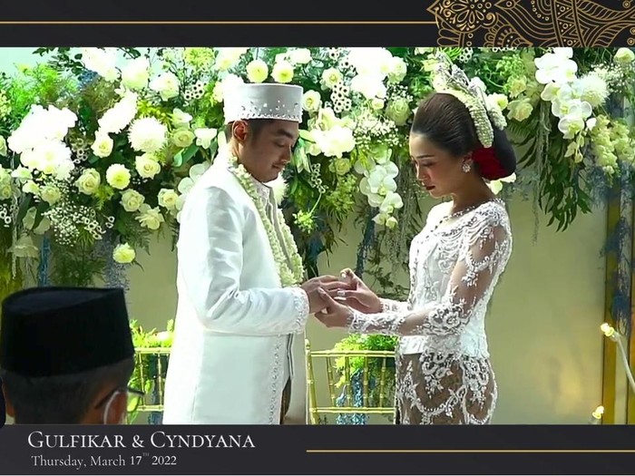 Cyndyana Lorens Cyndyana Lorens, adik Kriss Hatta menikah.
