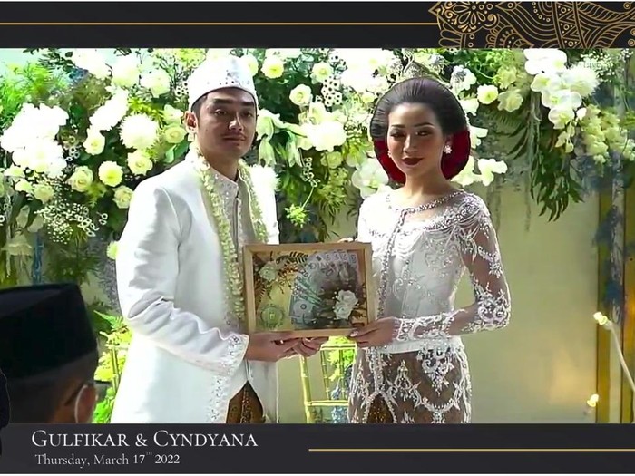 Cyndyana Lorens Cyndyana Lorens, adik Kriss Hatta menikah.