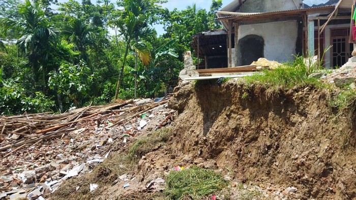 Dampak tanah bergerak di Pandeglang (Aris-detikcom)