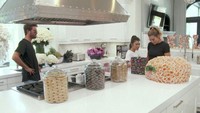 Bagi Khloé merapikan barang di dapur dan mengganti label lama dengan label baru adalah aktivitas yang menyenangkan. Ia bahkan bisa merasa bahagia hanya dengan mengganti label makanan pada wadah penyimpanan. Foto: People