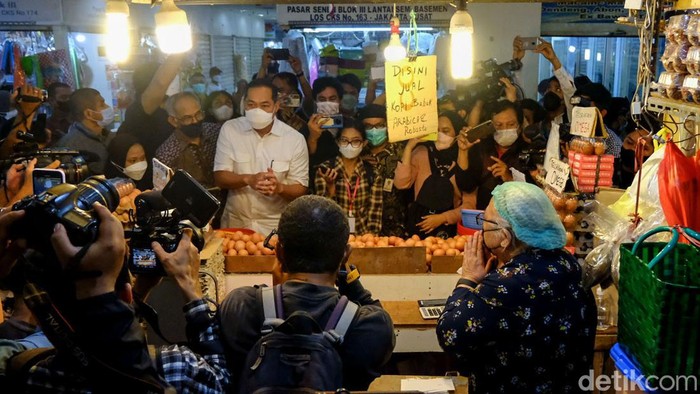 Disidak Mendag, Stok Minyak Curah Pasar Senen Kosong Mendag M Lutfi kunjungi Pasar Senen untuk cek stok berbagai bahan pokok termasuk minyak goreng. Namun, stok minyak goreng curah belum ditemukan hingga siang ini