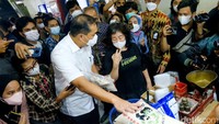Direktur Jenderal Perdagangan Dalam Negeri Kementerian Perdagangan Oke Nurwan mengklaim barang baru akan dikirim hari ini.