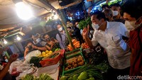 Lutfi juga sempat mengecek harga daging yang saat ini masih melonjak harganya mencapai Rp 140.000/kg.  