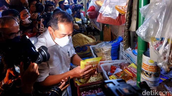 Disidak Mendag, Stok Minyak Curah Pasar Senen Kosong Mendag M Lutfi kunjungi Pasar Senen untuk cek stok berbagai bahan pokok termasuk minyak goreng. Namun, stok minyak goreng curah belum ditemukan hingga siang ini