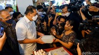 Mendag M Lutfi melakukan inspeksi mendadak (sidak) barang kebutuhan pokok di Pasar Senen, Jakarta Pusat, Kamis (17/3/2022) siang.