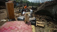 Warga membersihkan puing-puing rumah mereka yang hancur usai diterjang banjir bandang di Desa Kutamendala, Brebes, Jawa Tengah, Kamis (17/3/2022).  Diketahui, banjir bandang terjadi akibat meluapnya Sungai Kaliprupuk.  