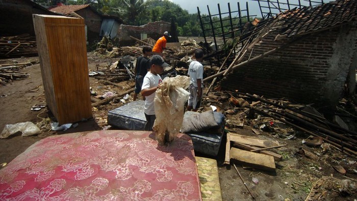 Banjir bandang menerjang Desa Kutamendala, Brebes, Jawa Tengah. BPBD Kabupaten Brebes mencatat lima rumah rata dengan tanah dan 3 rumah lainnya rusak berat.