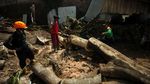 Diterjang Banjir Bandang, Rumah Warga di Brebes Ambruk