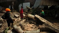 ndang di Desa Kutamendala, Brebes, Jawa Tengah, Kamis (17/3/2022). Badan Penanggulangan Bencana Daerah (BPBD) Kabupaten Brebes mencatat 5 rumah rata dengan tanah dan tiga rumah rusak berat akibat kejadian tersebut.