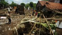 Diterjang Banjir Bandang, Rumah Warga Di Brebes Ambruk