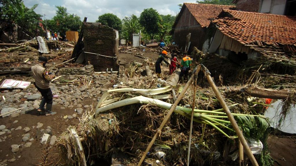 Diterjang Banjir Bandang, Rumah Warga di Brebes Ambruk