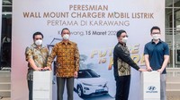 Marketing Director Agung Podomoro Land Agung Wirajaya, Managing Director Hyundai Andalan Raynaldi Setiawan, Head of Marketing Agung Podomoro Land Karawang Emil S Utomo,dan Chief Executive Officer Kota Kertabumi Franky M. Martono saat peresmian wall mount charger mobil listrik di Kota Kertabumi Karawang, Jawa Barat.