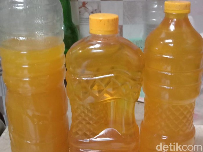 Emak di Bandung bikin minyak goreng sendiri