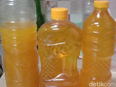 Emak di Bandung bikin minyak goreng sendiri