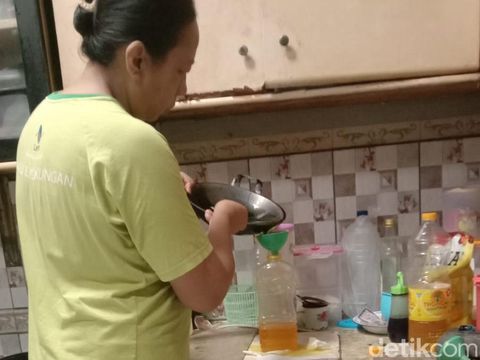Emak di Bandungg bikin minyak goreng sendiri