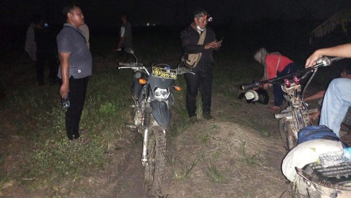 Petugas mengevakuasi pemotor yang tersesat di Hutan Kramat Grobogan, Kamis (17/3/2022).