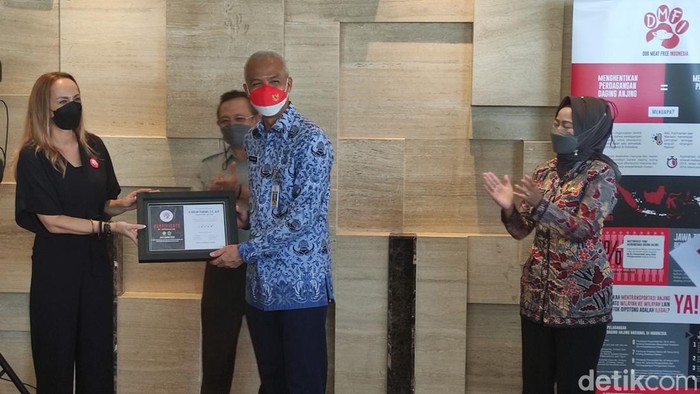 Ganjar menerima penghargaan dari DMFI terkait larangan konsumsi daging anjing, Kamis (17/3/2022).