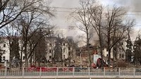 Sementara itu, serangan Rusia yang masih terus berlanjut membuat proses evakuasi warga sipil di Mariupol terkendala. Koordinator bantuan darurat untuk Medecins Sans Frontires di Ukraina, Alex Wade, menggambarkan kondisi di Mariupul mengerikan, dan penduduk tak memiliki makanan ataupun air. Serangan Rusia yang intens menyebabkan korban sipil yang meninggal dimakamkan di pemakaman massal, termasuk di Mariupol. Donetsk Regional Civil-Military Administration Council via AP.