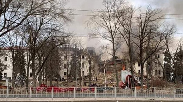 Gedung teater yang menjadi tempat berlindung warga sipil di Mariupol hancur imbas perang Rusia-Ukraina. Gedung teater itu menjadi tempat berlindung ribuan warga