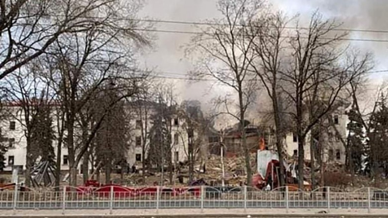 Gedung Teater Tempat Berlindung Warga Mariupol Hancur, Ini Penampakannya Gedung teater yang menjadi tempat berlindung warga sipil di Mariupol hancur imbas perang Rusia-Ukraina. Gedung teater itu menjadi tempat berlindung ribuan warga