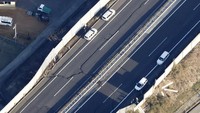 Selain merusak sejumlah bangunan, gempa juga menyebabkan ruas jalan di kawasan Shiroishi, Prefektur Miyagi, retak. Foto di atas menampilkan kondisi jalan di kawasan Shiroishi yang retak akibat gempa M 7,3 yang mengguncang Jepang, Kamis (17/3/2022). Kyodo/via REUTERS.