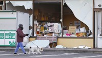 Sementara itu diketahui, gempa berkekuatan M 7,3 yang mengguncang Jepang itu sempat memicu keluarnya peringatan tsunami. Meski begitu, kini pihak berwenang Jepang mencabut peringatan tsunami tersebut. Kyodo News via AP.