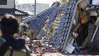Penampakan sebuah rumah yang ambruk di kawasan Kunimi, Prefektur Fukushima, usai kawasan itu diguncang gempa, Kamis (17/3/2022). Kyodo News via AP