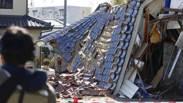 Gempa M 7,3 Guncang Jepang, Rumah Ambruk-Jalan Retak