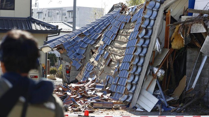 Gempa M 7,3 Guncang Jepang, Rumah Ambruk-Jalan Retak Gempa berkekuatan M 7,3 mengguncang kawasan Fukushima, Jepang. Selain merusak sejumlah bangunan, gempa mengakibatkan ruas jalan di Jepang retak. Ini fotonya.