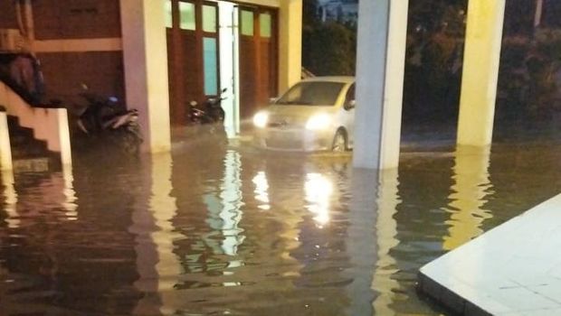 GPIB Sumber Kasih, Jl Lebak Bulus III, Cilandak, Jaksel, kebanjiran pada Kamis (17/3/2022) pukul 19.00 WIB. (Sumber foto: Warga bernama Arnold Mamesah/detikcom)