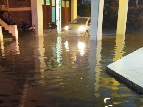GPIB Sumber Kasih, Jl Lebak Bulus III, Cilandak, Jaksel, kebanjiran pada Kamis (17/3/2022) pukul 19.00 WIB. (Sumber foto: Warga bernama Arnold Mamesah/detikcom)