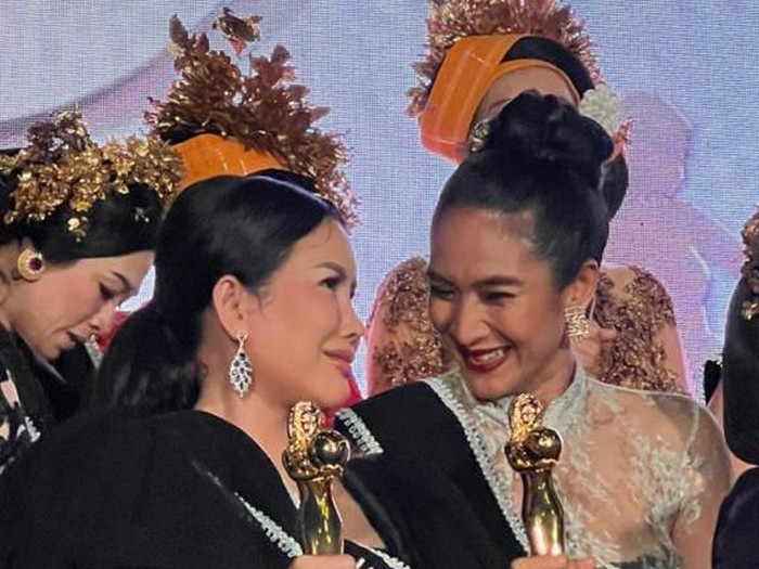 Happy Salma dan Uci Flowdea jadi woman of the year 2022.