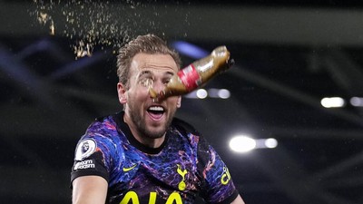 Foto Selebrasi Tendang Botol Coca Cola ala Harry Kane