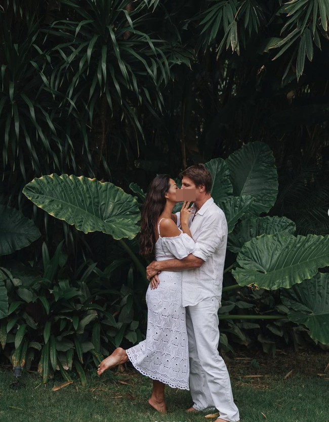 Baru-baru ini Indah Kalalo terlihat membagikan foto kemesraannya bersama sang suami ketika di Bali. Dalam beberapa foto keduanya tampak berciuman. Foto: dok. Instagram/@indahkalalo