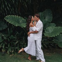 Baru-baru ini Indah Kalalo terlihat membagikan foto kemesraannya bersama sang suami ketika di Bali. Dalam beberapa foto keduanya tampak berciuman. Foto: dok. Instagram/@indahkalalo