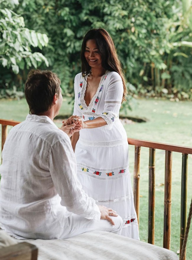 Sama-sama mengenakan busana berwarna putih, Indah Kalalo dan suaminya itu terlihat begitu kompak. Keromantisan pasangan ini pun sering membuat netizen sampai ikutan baper. Foto: dok. Instagram/@indahkalalo
