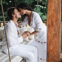 Kerap membagikan foto romantis, rupanya tak sedikit netizen yang menjadi salah fokus melihat paras dari suami bule Indah Kalalo itu. Tak sedikit yang menyebut jika sang suami memiliki kemiripan dengan artis luar negeri, Tom Cruise. Foto: dok. Instagram/@indahkalalo