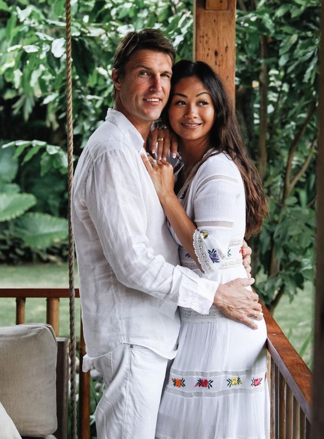 Saking miripnya, bahkan tak sedikit netizen yang awalnya mengira jika Indah Kalalo sedang berfoto bersama Tom Cruise. Kalau menurutmu bagaimana, mirip sama Tom Cruise nggak nih suami Indah Kalalo? Foto: dok. Instagram/@indahkalalo