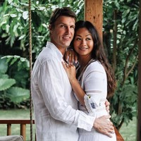 Saking miripnya, bahkan tak sedikit netizen yang awalnya mengira jika Indah Kalalo sedang berfoto bersama Tom Cruise. Kalau menurutmu bagaimana, mirip sama Tom Cruise nggak nih suami Indah Kalalo? Foto: dok. Instagram/@indahkalalo