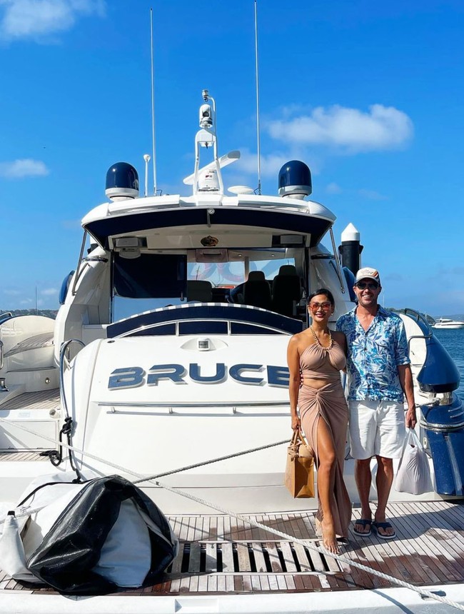 Indah Kalalo menikah dengan Ibrahim Justin Werner pada 18 September 2011. Suami Indah Kalalo sendiri merupakan pria berkebangsaan Australia yang berasal dari Sydney. Melalui akun Instagramnya, Indah sering membagikan foto-foto kebersamaannya dengan sang suami. Foto: dok. Instagram/@indahkalalo