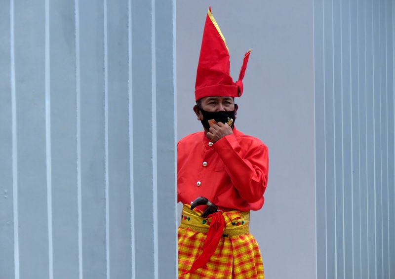 Seorang warga menggunakan pakaian adat tradisional 'baju bodo' bersiap menghadiri peresmian revitalisasi kawasan Museum Istana Balla Lompoa di Kabupaten Gowa, Sulawesi Selatan, Kamis (17/3/2022). Peresmian revitalisasi kawasan Museum Istana Balla Lompoa peninggalan pemerintahan Raja Gowa ke-31 yang menggunakan APBD sebesar Rp6,3 miliar tersebut kini telah rampung dan diharapakan dapat meningkatkan minat wisata sejarah di Kabupaten Gowa. ANTARA FOTO/Abriawan Abhe/foc.