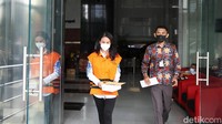 Ivana Kwelju, tersangka pemberi suap kepada mantan Bupati Buru Selatan Tagop Sudarsono Soulisa berjalan menuju mobil tahanan usai menjalani pemeriksaan di Gedung KPK, Jakarta, Kamis (17/3/2022).