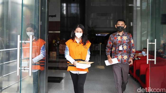 Ivana Kwelju Diperiksa KPK Terkait Suap Eks Bupati Buru Selatan Ivana Kwelju menjalani pemeriksaan di gedung KPK, Jakarta, Kamis (17/3). Dia diperiksa terkair kasus suap mantan Bupati Buru Selatan Tagop Sudarsono Soulisa (TSS).