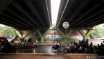 Hujan Deras di Pesanggrahan, Pemotor Berteduh di Kolong Tol