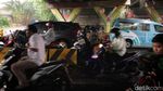 Hujan Deras di Pesanggrahan, Pemotor Berteduh di Kolong Tol