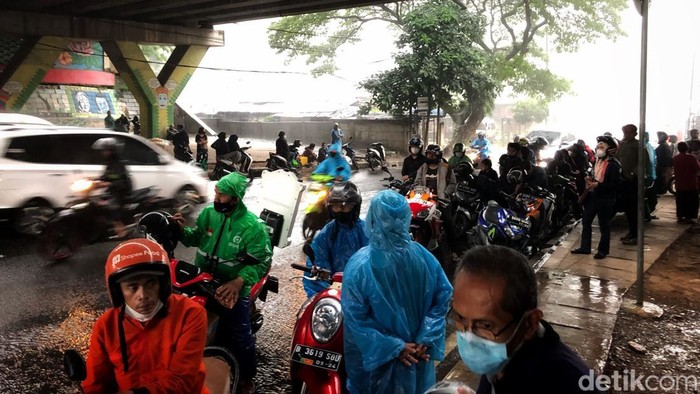 Jakarta Diguyur Hujan, Pemotor Berteduh di Kolong Tol Hujan deras mengguyur kawasan Pesanggrahan, Jakarta, Kamis (17/3) siang. Kolong tol di kawasan itu pun berubah menjadi tempat berteduh pengendara motor.