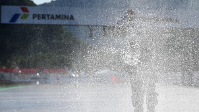 Jelang Balapan, Sirkuit Mandalika Disiram Air Petugas membersihkan lintasan Pertamina Mandalika International Street Circuit, di Lombok Tengah, NTB, Kamis (17/3/2022). Ajang balapan MotoGP seri kedua 2022 bertajuk Pertamina Grand Prix of Indonesia 2022 akan berlangsung pada 18-20 Maret 2022. ANTARA FOTO/Andika Wahyu/foc.